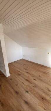 Neuer Bodenbelag, lackierte Wände/Decken - 1 Zimmer Etagenwohnung in Molfsee