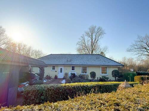 Frontansicht - Moderner, energieeffizienter Bungalow auf schönem Gartengrundstück