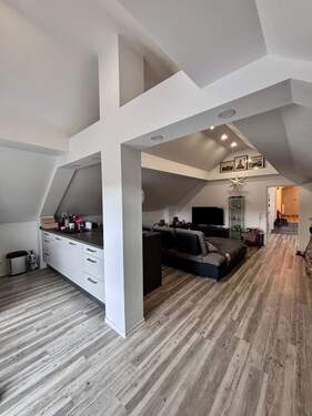 Wohnzimmer - Achtung Preisreduzierung! Exklusives Wohnen im Dachgeschoss - Kunstvolle Architektur trifft auf beeindruckende Raumhöhe