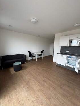 Wohnzimmer - Möblierte 1,5-Zimmer-Wohnung in zentraler Lage