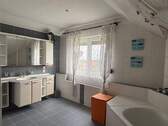 Bad im Obergeschoss mit Dusche und Badewanne - 