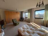 großes Elternschlafzimmer 1. OG mit Blick ins Grüne - 
