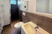 Neu modernisiertes Badezimmer in der Einliegerwohnung (1.OG) - 