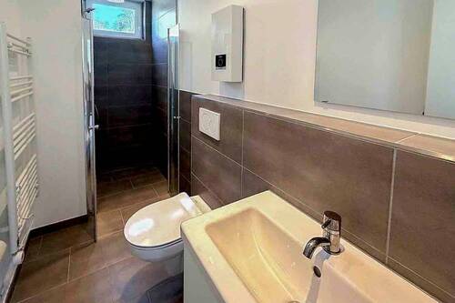 Neu modernisiertes Badezimmer in der Einliegerwohnung (1.OG) - 