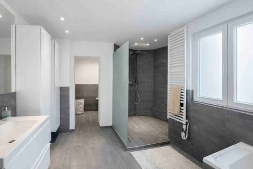 Bad mit XXL Dusche und separatem WC-Bereich - 