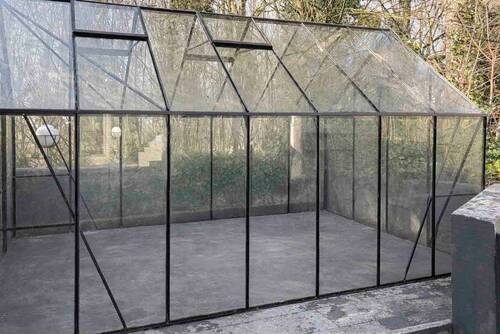 Lichtdurchflutetes Gartenhaus mit moderner Glasoptik - 