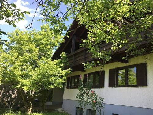 Eingang von Westseite - Provisionsfrei! Großes Einfamilienhaus zur Eigennutzung mit Vermietungspotential nahe Ammersee
