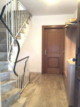 Eingang/Treppe mit Marmorbelag - 6 Zimmer Einfamilienhaus in Grafrath
