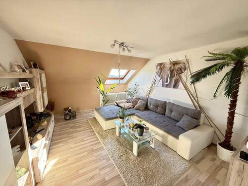 Wohnzimmer - Schöne 2-Zimmer DG-Wohnung in Veitsbronn zu vermieten