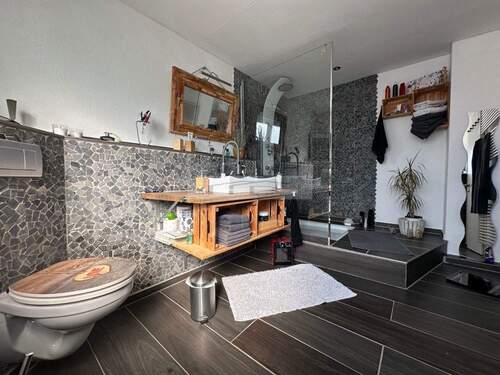 Badezimmer im 1. Obergeschoss - Doppelhaushälfte mit 103,80 m&sup2; in Düren zum Kaufen