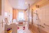 Bad mit Dusche (EG) - 