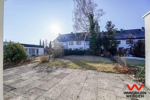 Blick von der Terrasse in den Garten - 