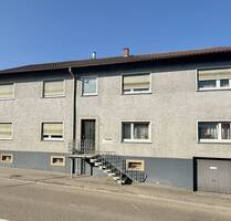Großzügiges Dreifamilienhaus mit Nebengebäuden bietet sagenhaftes Entwicklungspotenzial und viel Platz für neue Ideen. - Oberderdingen Flehingen