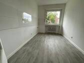 Blick von Diele in Küche mit weißen Fliesenspiegel und weißen Wänden, weißen Fenstern, grauem PVC-Boden.jpg - 