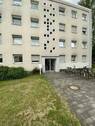 Blick auf den Hauseingang des hellen Hauses mit weißer Glaseingangstür und Wohnungsfenster II.jpg - 1600472051 'Gemütliche 3-Zimmer-Wohnung in Meerbusch-Büderich'