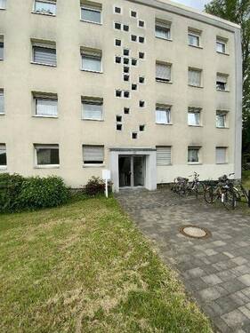 Blick auf den Hauseingang des hellen Hauses mit weißer Glaseingangstür und Wohnungsfenster II.jpg - 1600472051 'Gemütliche 3-Zimmer-Wohnung in Meerbusch-Büderich'