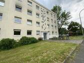 Blick auf den Hauseingang des hellen Hauses mit weißer Glaseingangstür und Wohnungsfenster.jpg - 3 Zimmer Etagenwohnung zur Miete in Meerbusch