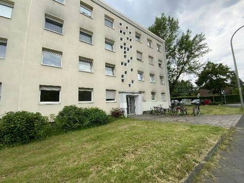 Blick auf den Hauseingang des hellen Hauses mit weißer Glaseingangstür und Wohnungsfenster.jpg - 3 Zimmer Etagenwohnung zur Miete in Meerbusch