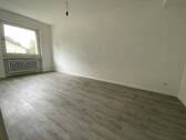 Blick in Schlafzimmer mit grauem PVC-Boden und weißen Wänden mit weißem Fenstern II.jpg - 3 Zimmer Etagenwohnung in Meerbusch