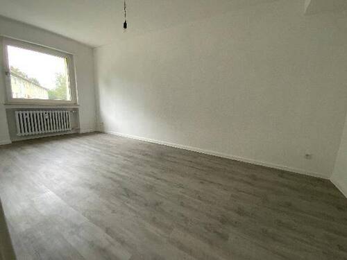 Blick in Schlafzimmer mit grauem PVC-Boden und weißen Wänden mit weißem Fenstern II.jpg - 3 Zimmer Etagenwohnung in Meerbusch