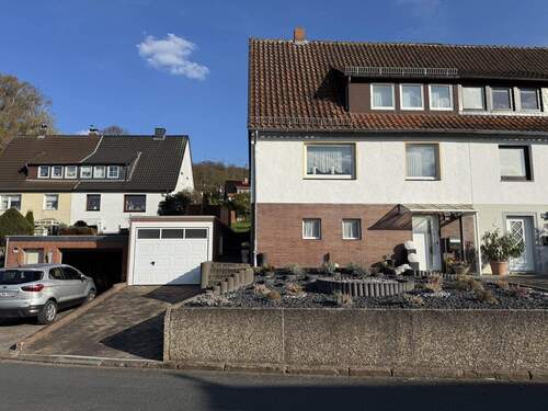 Ansicht Straße - 4 Zimmer Doppelhaushälfte zum Kaufen in Bad Salzdetfurth