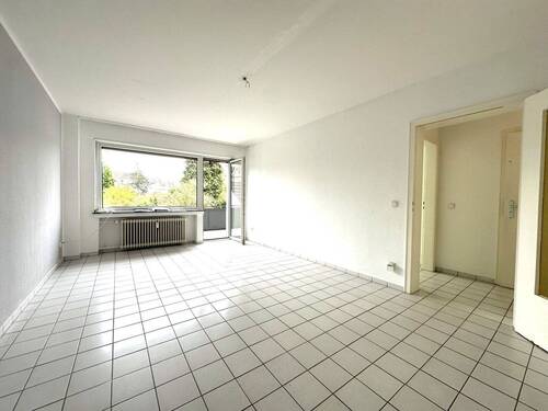 WOHNZIMMER - *** Attraktive 4-Zimmer-Wohnung mit großem Balkon im 1. Obergeschoss ***