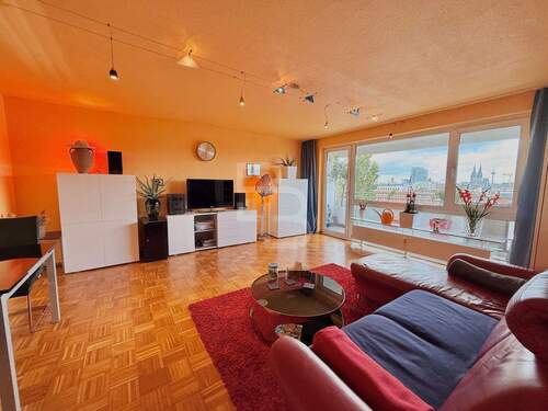 Wohnzimmer mit Domblick - 2 Zimmer Etagenwohnung zum Kaufen in Köln