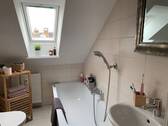 Wannenbad - *Kleine 3-Zimmer-DG-Wohnung m. Einbauküche*
