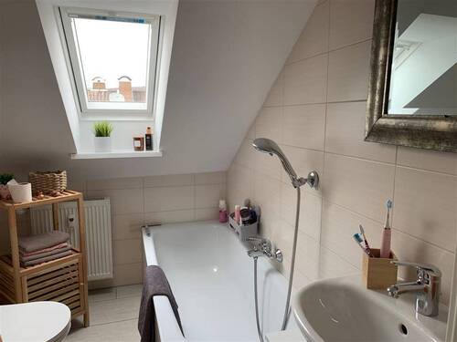 Wannenbad - *Kleine 3-Zimmer-DG-Wohnung m. Einbauküche*