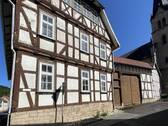 Rechte Giebelseite und Toreinfahrt - 8 Zimmer Einfamilienhaus in Hildebrandshausen
