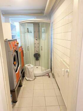 Raum links mit Dusche - 