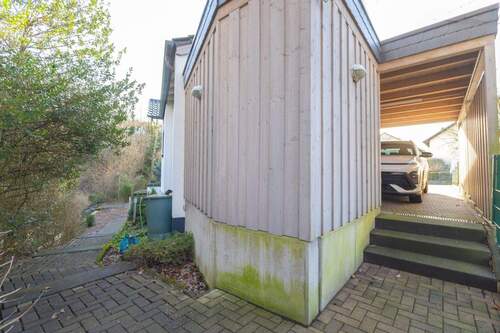 Zuwegung durchs Carport zum sep. Hauseingang - 
