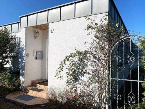 Hauseingang - 5 Zimmer Einfamilienhaus zum Kaufen in Nürnberg