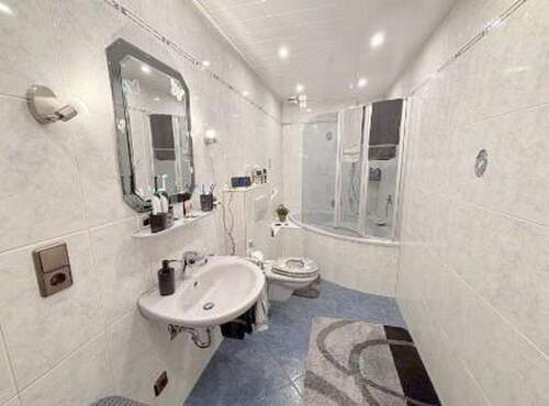 Bad - 5 Zimmer Etagenwohnung in Detzem