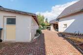 Einfahrt und Nebengebäude - 9 Zimmer Einfamilienhaus in Thale OT Stecklenberg