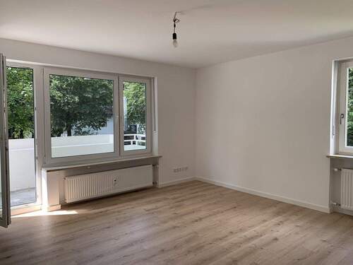 Wohnzimmer mit Balkon - Helle 2 Zimmerwohnung mit Balkon in Pasing Obermenzing