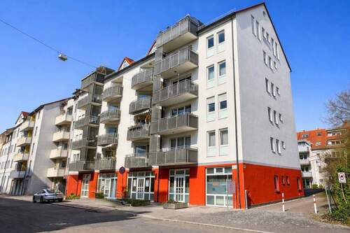 Hausansicht Vorderseite - 6 Zimmer Etagenwohnung zum Kaufen in Nürnberg