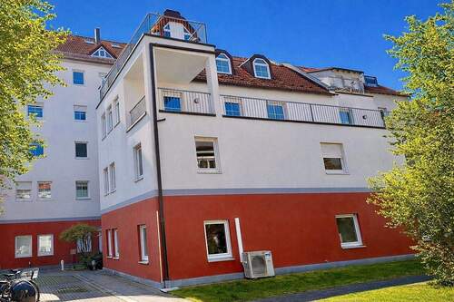 Hausansicht Eingangsseite - 6 Zimmer Etagenwohnung in Nürnberg