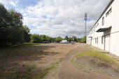 Außenansicht mit Parkflächen - 