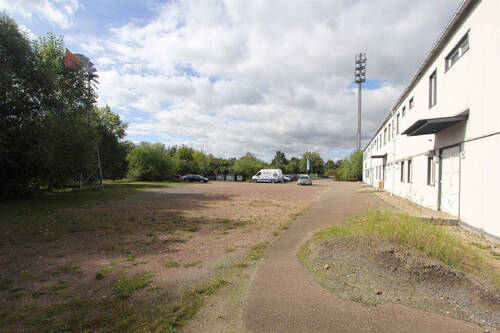 Außenansicht mit Parkflächen - 