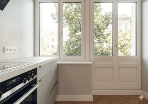 Blick von der Küche mit direktem Zugang zum Balkon. - 3 Zimmer Etagenwohnung in Potsdam