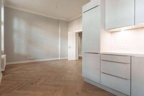 Blick von der Küche in den offenen Wohnbereich. - Etagenwohnung mit 84,00 m&sup2; in Potsdam zur Miete