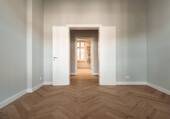 Blick vom Wohnzimmer in den Flur und zum Badezimmer. - 