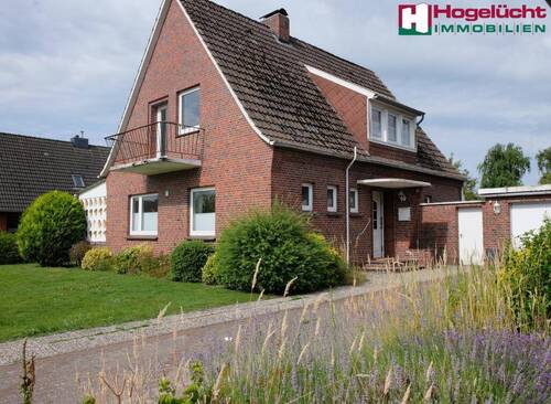 Ansicht I - Ein kurzfristig zu beziehendes Einfamilienhaus mit NebengebäudeGarage