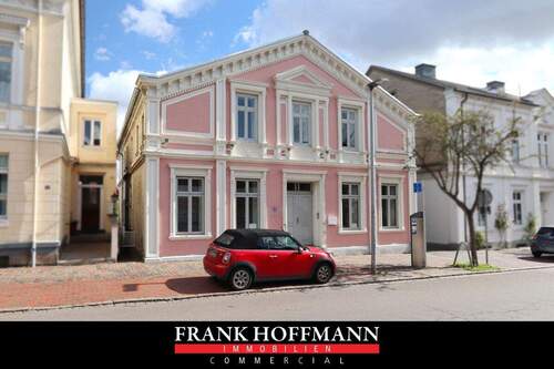 V10189-2b Titelbild - Repräsentatives Geschäftshaus in der Altstadt von Eutin