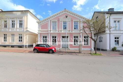 V10189-2 Außenaufnahme 2 - 1 Zimmer Mehrfamilienhaus, Wohnhaus in Eutin