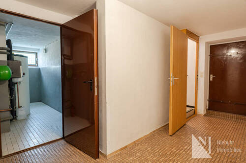 Kellerflur mit Garagenzugang - 