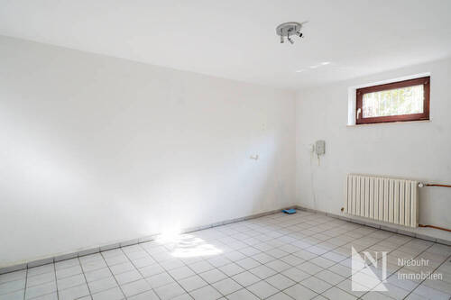 Kellerraum mit Heizkörper - 