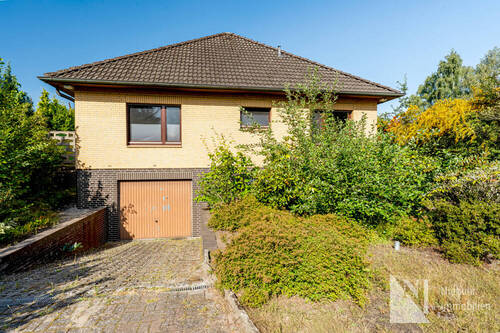 Garagenzufahrt - 4 Zimmer Bungalow zum Kaufen in Brietlingen