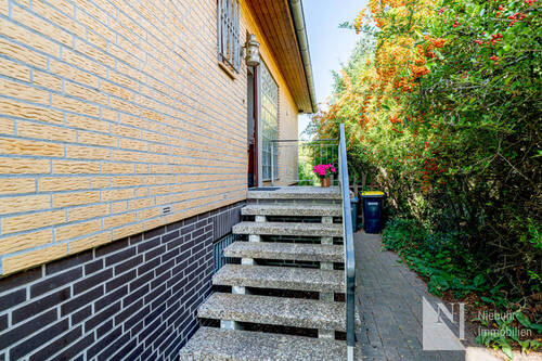 Aufgang zum Hauseingang - 4 Zimmer Bungalow in Brietlingen